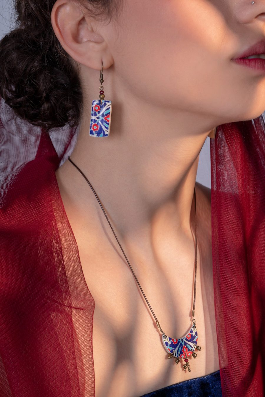 Collana con ciondolo mezzaluna in ceramica decorata, disegno Bostan