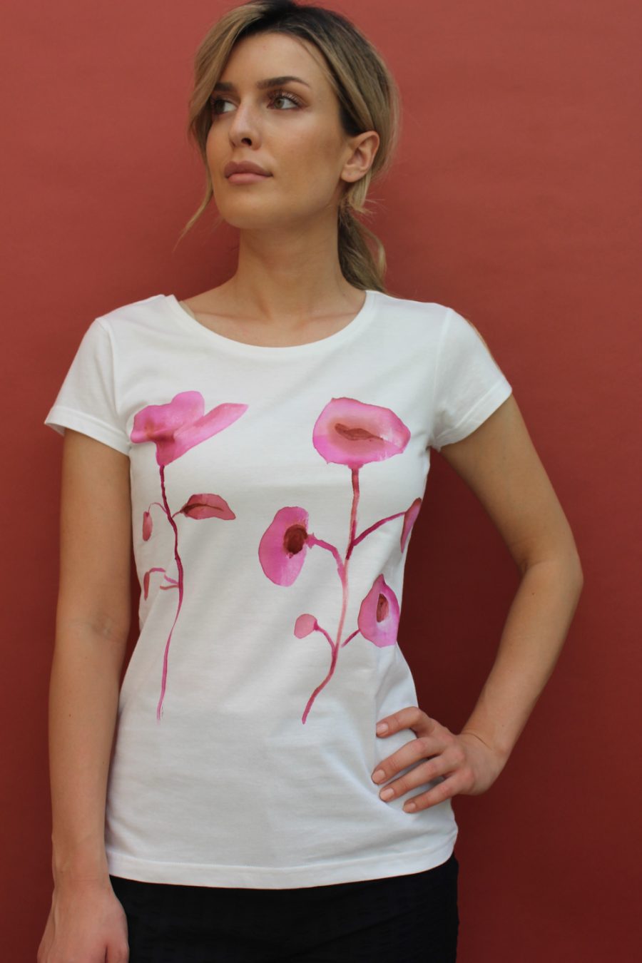 T-shirt in jersey di cotone biologico, dipinta a mano, Les Fleurs magenta - Image 2