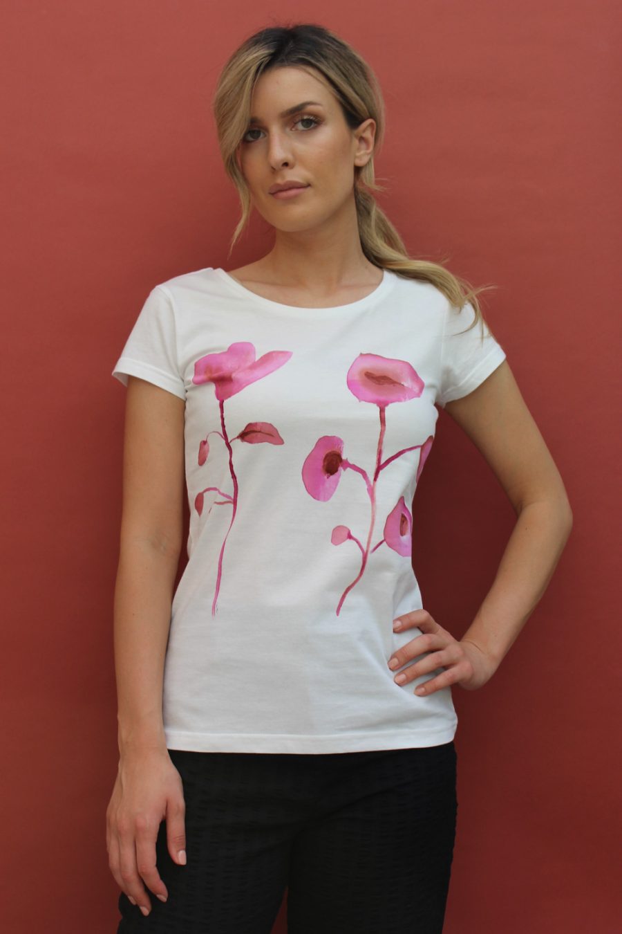 T-shirt in jersey di cotone biologico, dipinta a mano, Les Fleurs magenta - Image 3