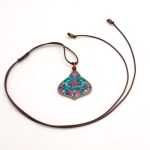 Collana con ciondolo arabesco Hiva - Image 2