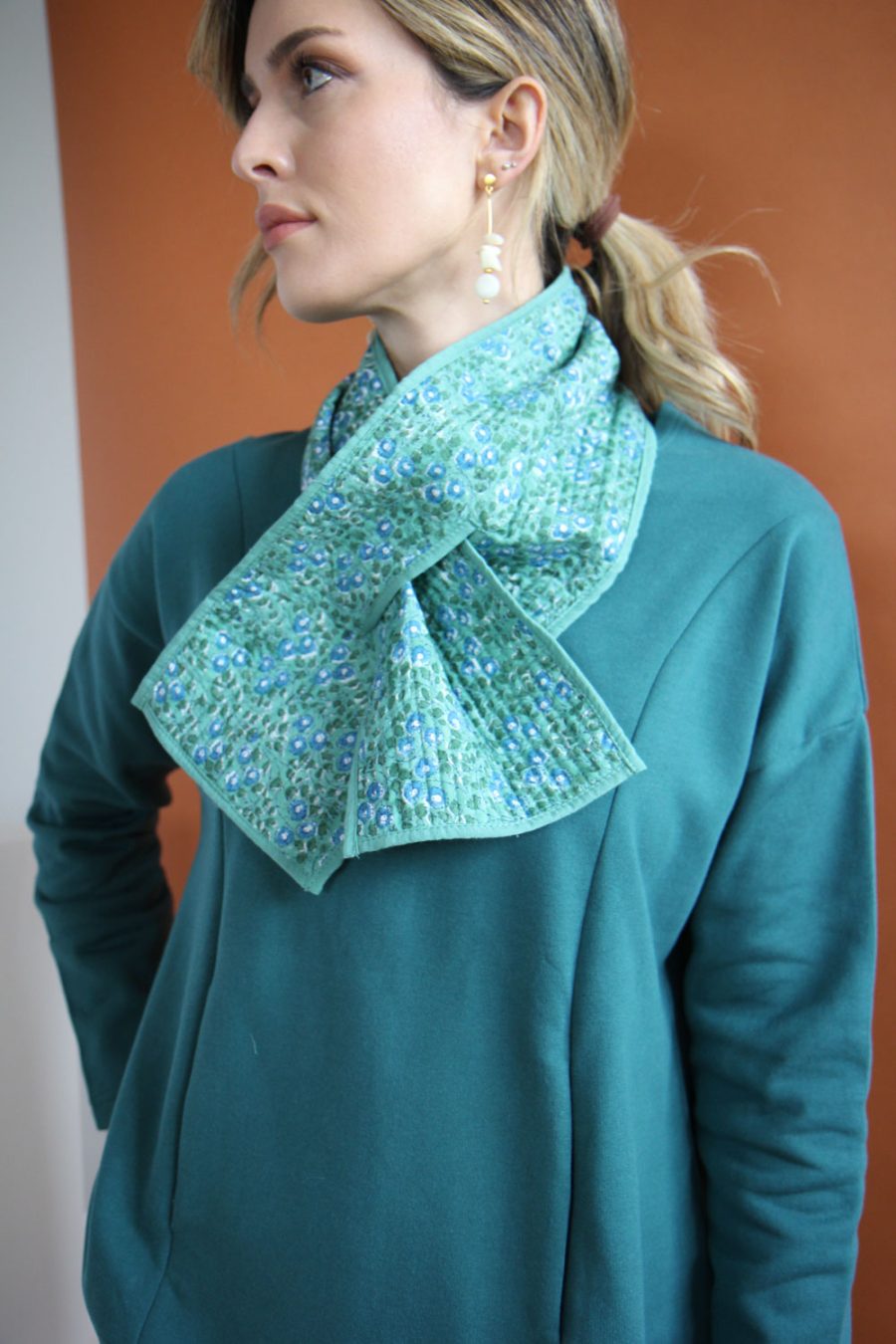 Scaldacollo trapuntato in cotone, block print Pervinca - immagine 2