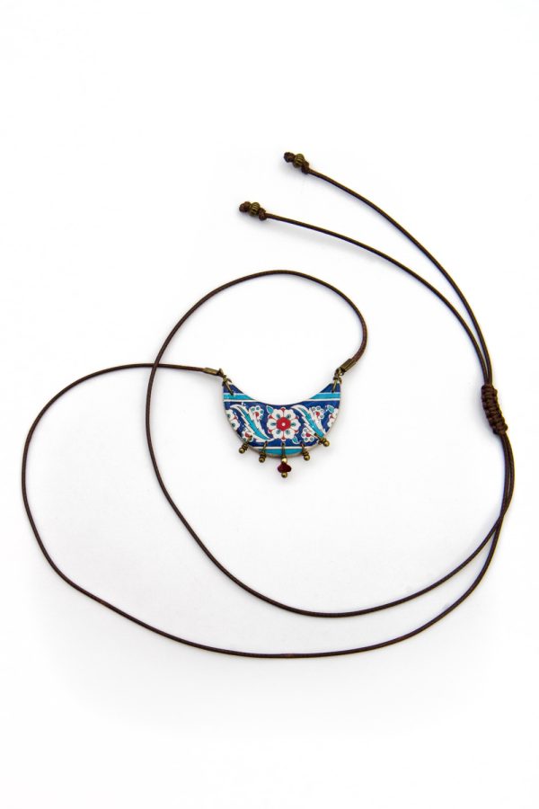 Collana con ciondolo mezza luna in ceramica decorata Arshia