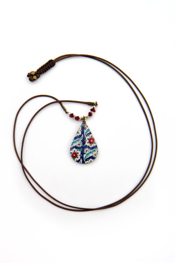 Collana con ciondolo goccia in ceramica decorata Arshia