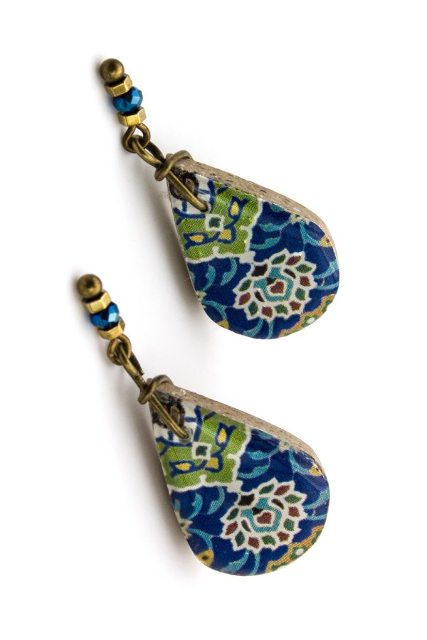 Orecchini a perno goccia in ceramica decorata Qais