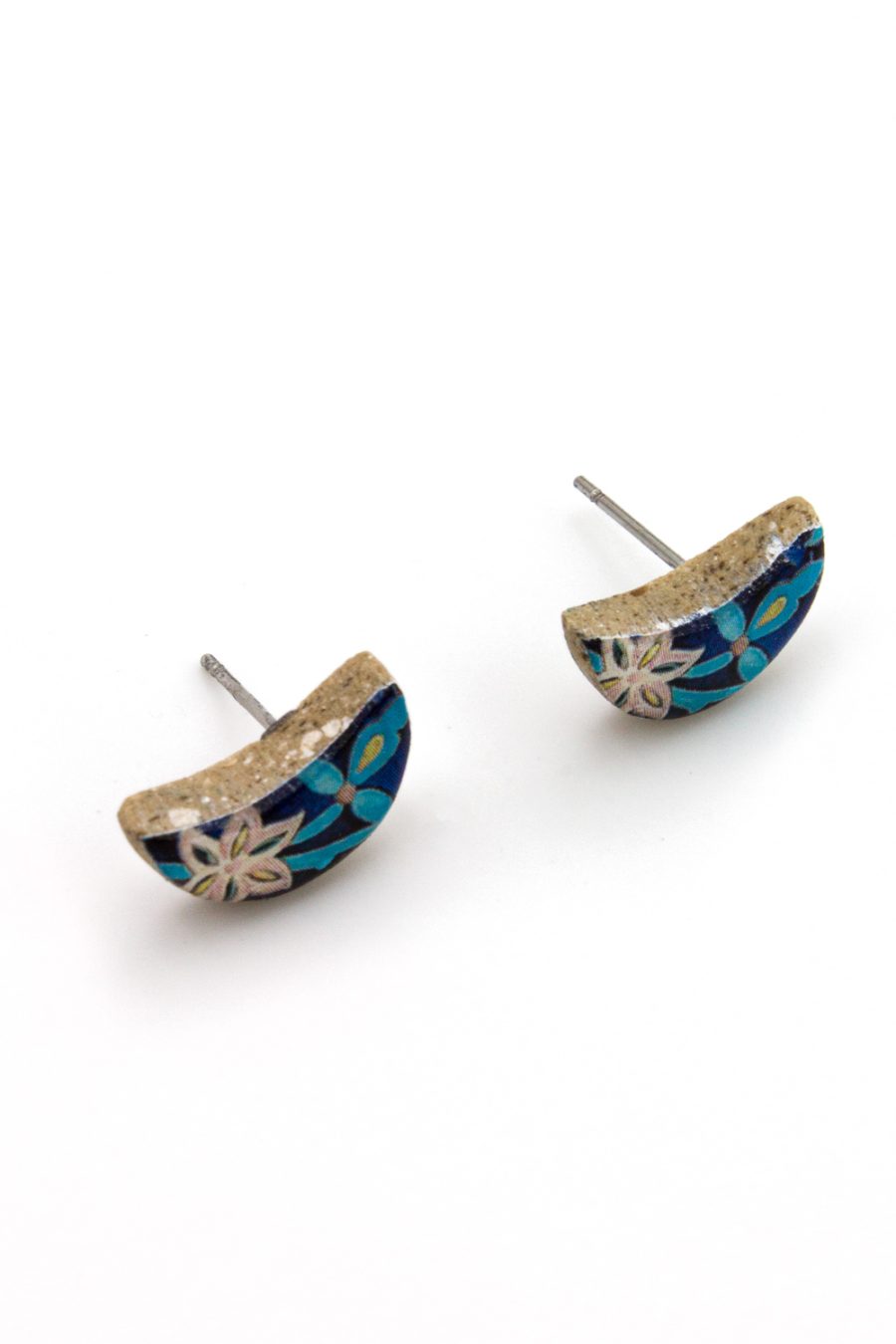 Orecchini a bottone mezza luna in ceramica decorata Shirin - immagine 2