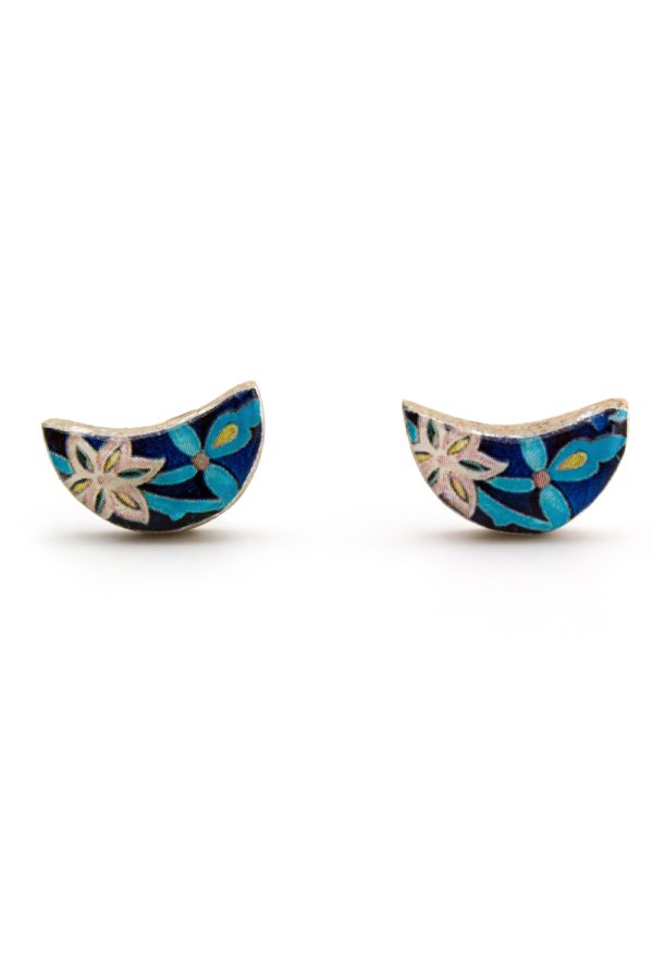 Orecchini a bottone mezza luna in ceramica decorata Shirin