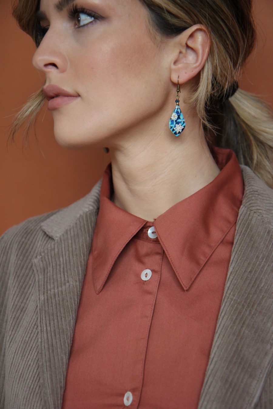 Orecchini pendenti petalo in ceramica decorata Shirin