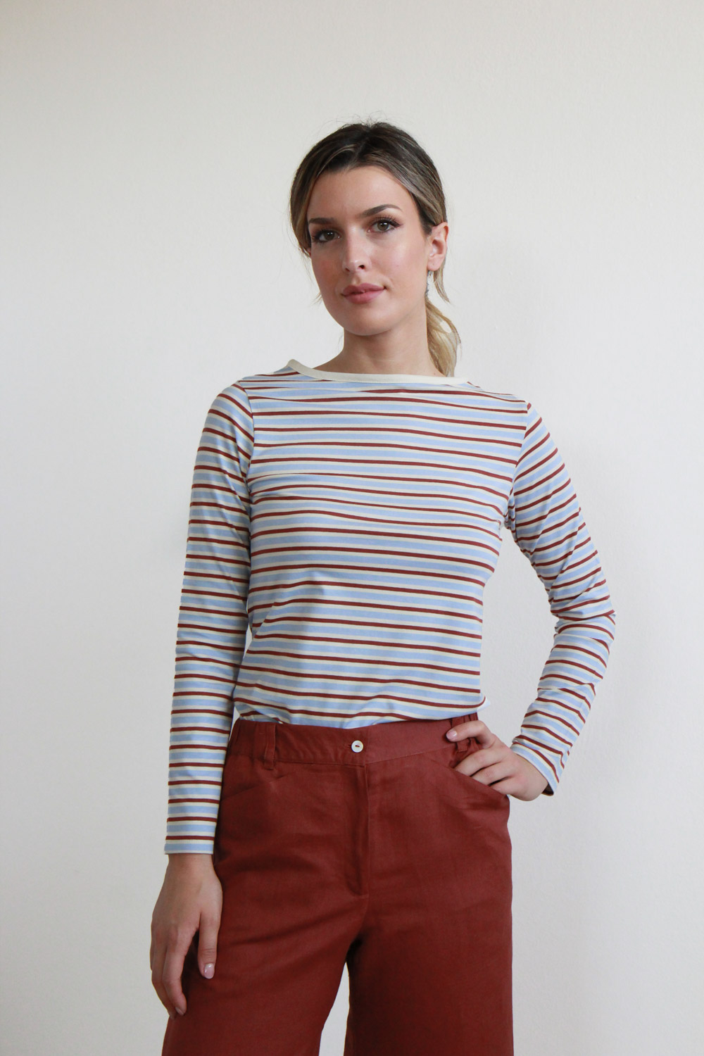 T-shirt Bateau in jersey di cotone biologico stretch a righe