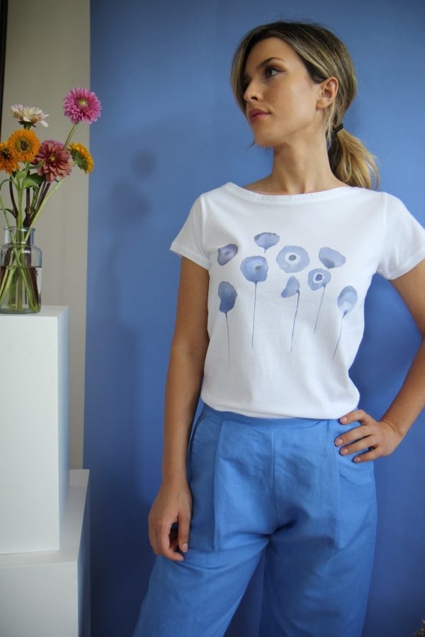 T-shirt in jersey di cotone biologico, dipinta a mano, Les Pavots, fiordaliso