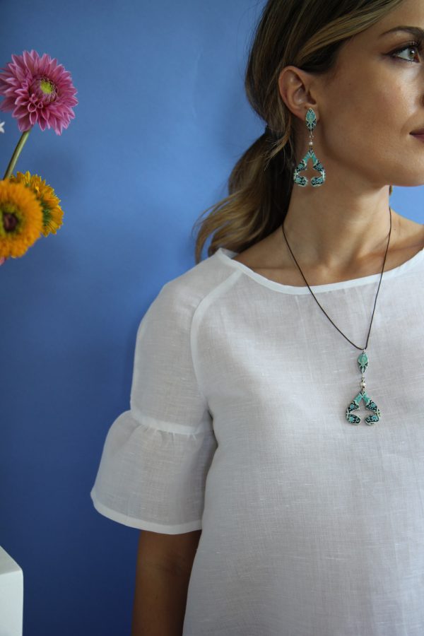 Orecchini a perno Giglio in ceramica decorata Hanaita