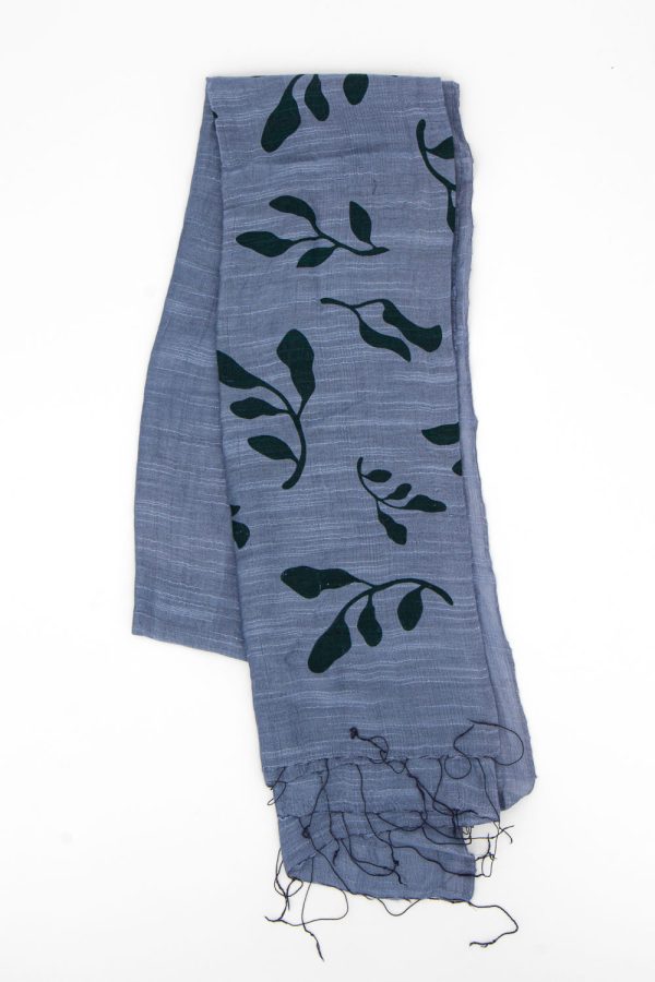 Sciarpa in cotone e seta stampa foglie e rametto, blu oltremare