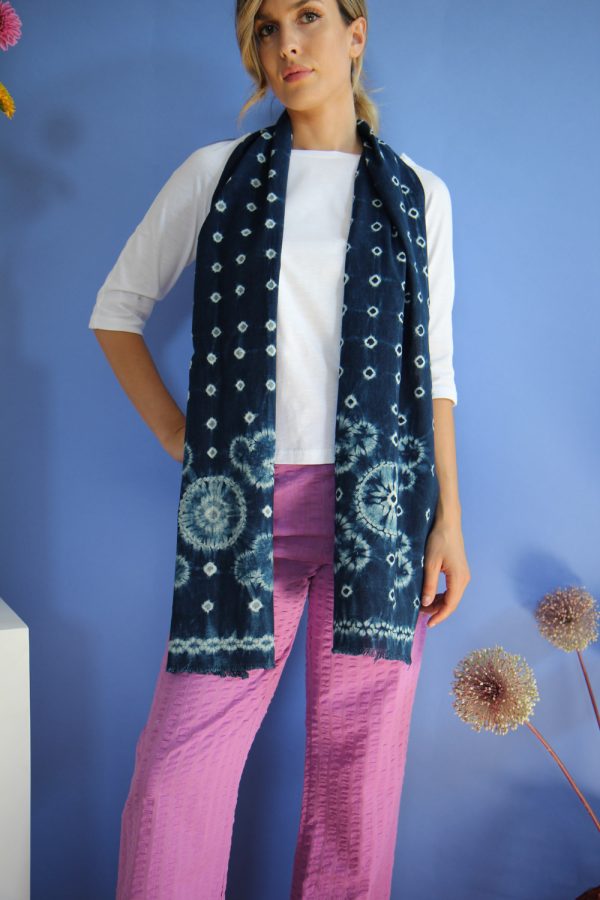 Sciarpa in cotone, tecnica tie-dye, blu profondo