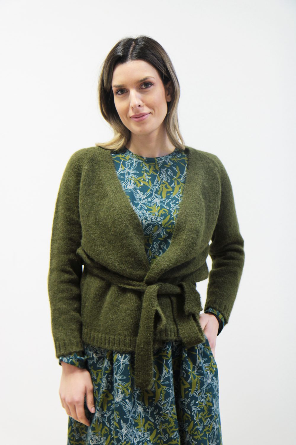Cardigan Liquirizia alpaca superfine verde oliva - immagine 2