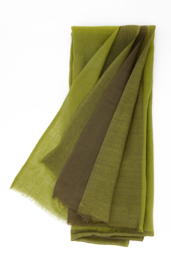 Stola in lana e seta, jacquard toni del verde oliva