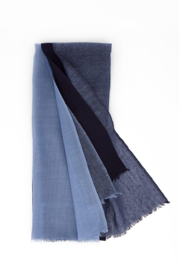 Stola in lana e seta, jacquard toni del blu